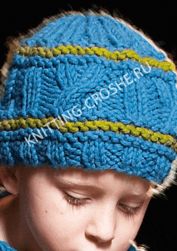Вязаная спицами шапочка синего цвета для мальчика